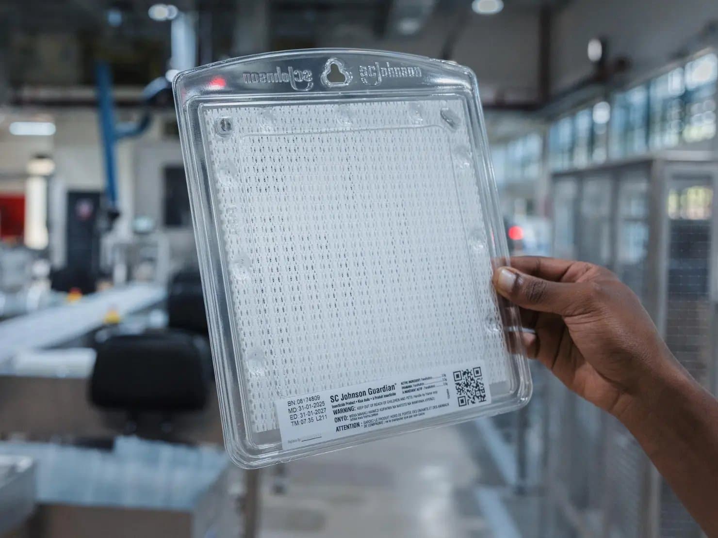 Image of a hand holding 体彩168极速直播赛车官网®Mark-Johnson Spatial repellents